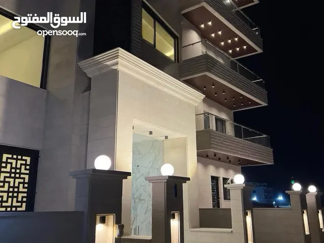 شقة ارضية للبيع في الجبيهة 188م2 + 90م2 ترسات خارجية (شقتين في الطابق) على 3 شوارع من المالك