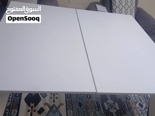 بتزبط طاولة وبتزبط مكتب