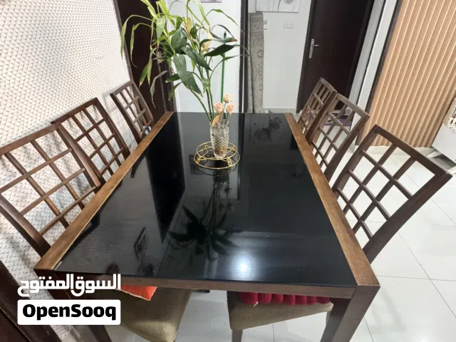 طاولة مع كراسي