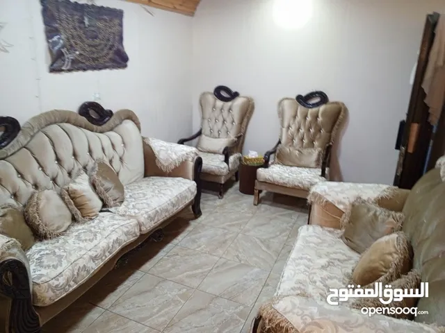 كنب صاله ابيض اللون تفصيل شبه غير مستعمل