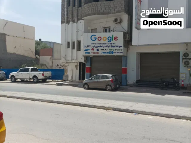 مبنى في موقع تحاري للبيع