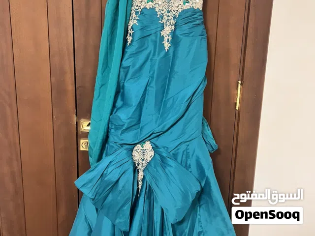 فستان سهرة جميل وهادي بسعر منافس