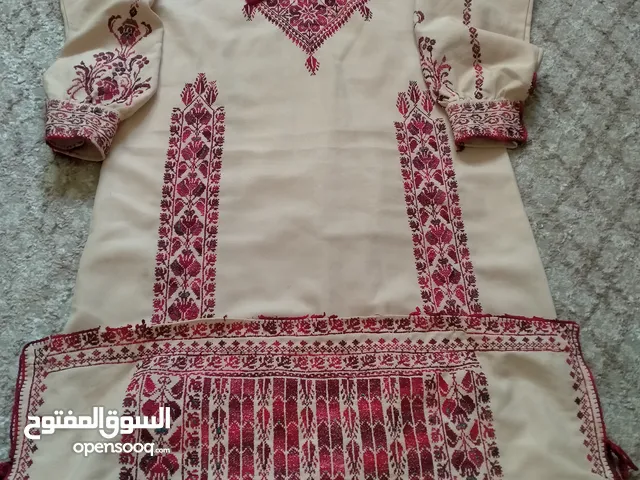 ثواب لون بيج حاله ممتازه حرير اصلي الاول بيج وخىير مونس والثواب ست عروق والثاني اربع عروق