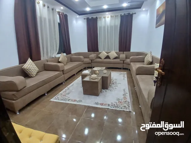 غرفة جلوس للبيع بحال الوكالة بسبب التجديد لونها من درجات البني مع الطاولات والكوشينز والبرادي