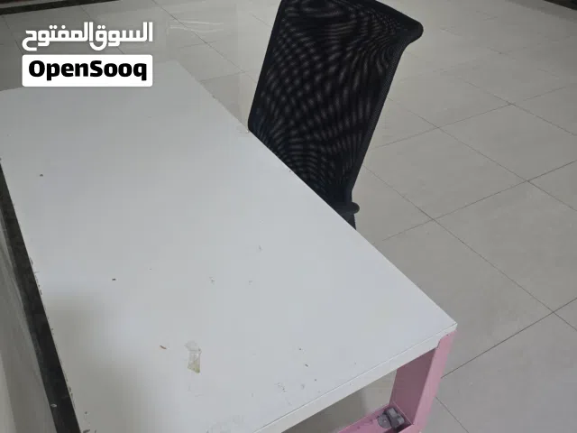 طاولة مع كرسي متحرك