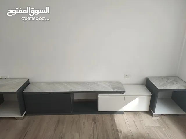 طاولة شاشة مع جنابيات