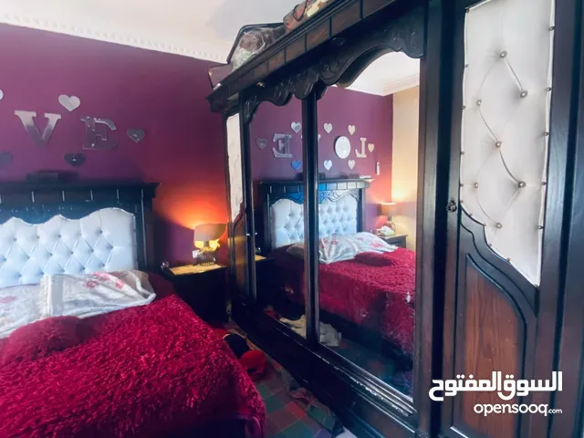غرفة نوم بحالة جيدة جدًا مستعملة للبيع جاهزة للاستلام مباشرة