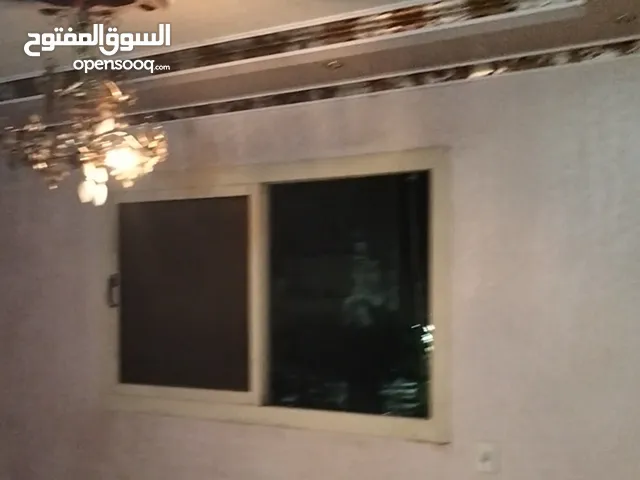 شقة سوبر لوكس غير مجروحه في برج مرخص على شارع الملكه الرئيسي الدور الثالث والعدادات موجوده