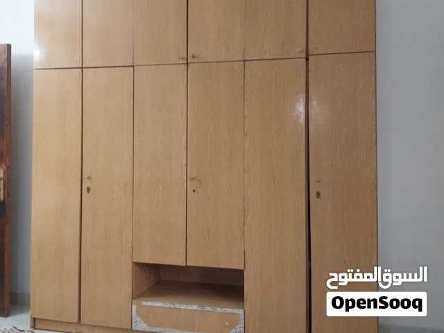 للبيع: خزانة ملابس بحالة جيدة جدا مستعملة