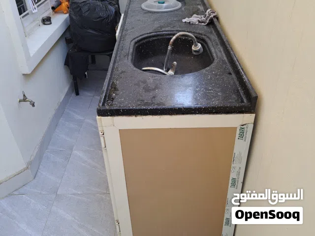 مطبخ المنيوم درجة اولى تبني يتكون من سنك كرانيت صناعي حوض واحد اللون اسود محبب مع ملحق مع بوفية رفوق