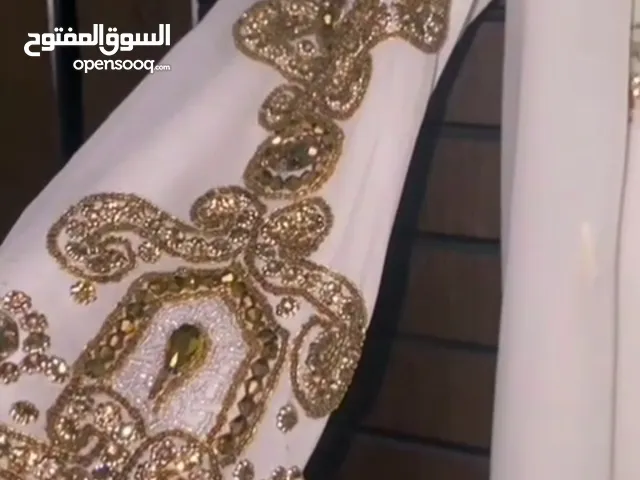فستان طويل مناسب للسهرات و الخطوبات و الاعراس و غيرهاا....