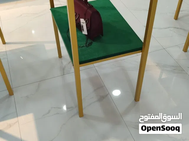 الستاندات (الأرفف) حديثة وأنيقة، ومصممة خصيصًا لعرض المنتجات في متجر أو بوتيك