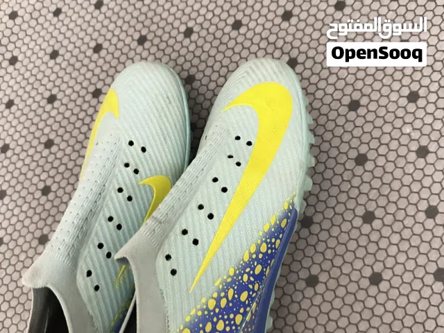 سبيدر الكورة جديد مقاس 40 مفيش حتى عيب لازم النقطة ولا خشة ولا شي