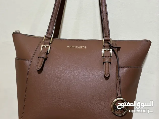 شنطة مايكل كورس شبه جديدة بسعر مغري جدا اصلية