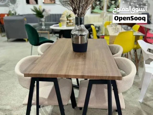 طاولة طعام ب اربع كراسي لحقو الكمية والعرض