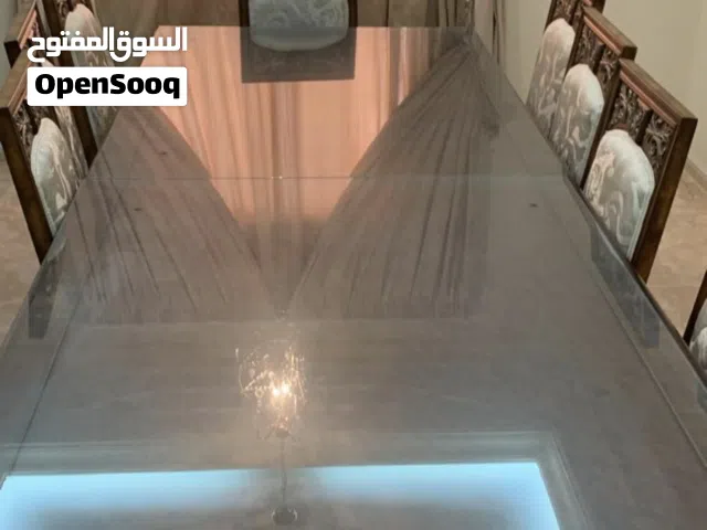 طاولة طعام 10 أشخاص و دولاب للصحون والكاسات و طاولة خدمة بحالة جيدة جدا