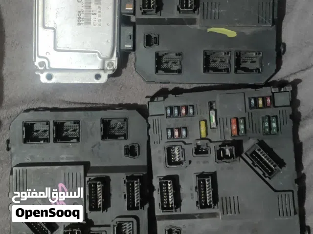 3 علب فيوزات وكمبيوتر بيجو206