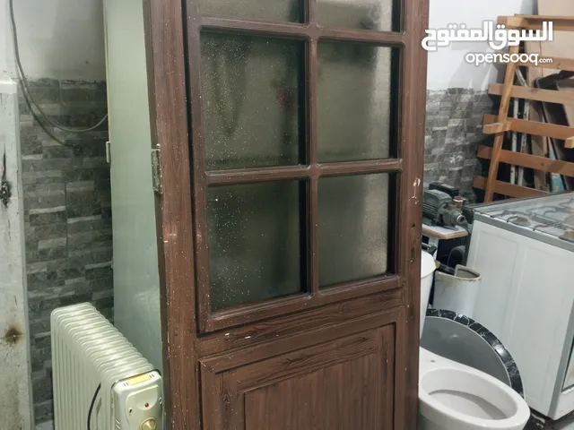 ثلاث بواب تفصيل مليانات خشب سويد بدون حلوق بحال الوكالة موجودات في الزرقاء الجديدة للبيع...