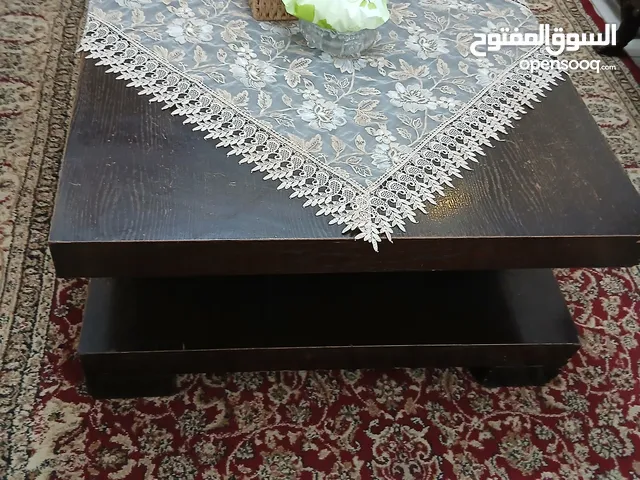 طاوله نص ثقيله وخشب نضيف