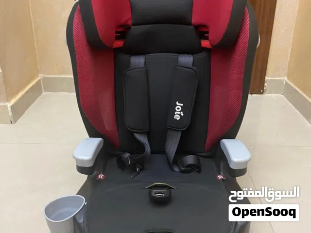 مقعد سيارة أطفال ماركة *Joie* بحالة ممتازة .