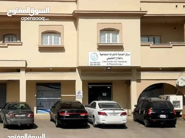 3 محلات تجارية خلفهم صالة ويمكن اضاقة دور فوقهم