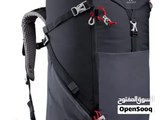 حقيبة ظهر Quechua MH500 40L للتنزه باللون الأسود. السعة: 40 لتر. اللون: أسود. مصممة للمشي والرحلات