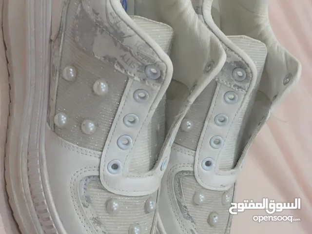 كوتشي فرح استخدام مره واحدة فقط مريح جدا ونظيف مفهوش اي مشاكل خالص ينفع استخدامه كفرح عروسه او للخرو