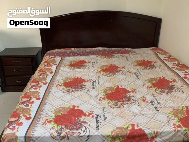 سرير كبير مقاس كبير 2 م x 2 م مع ماتريس و كومدينو