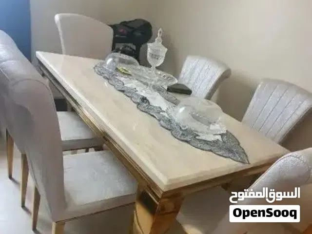 طاولة طعام رخام مع كراسي جلد شبه جديدة