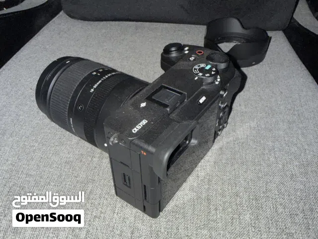 كاميرا سوني a6700 مع عدسة سيقما 18mm-50mm ومع حماية small rig وذاكرة lexar professional 128GB 2000x