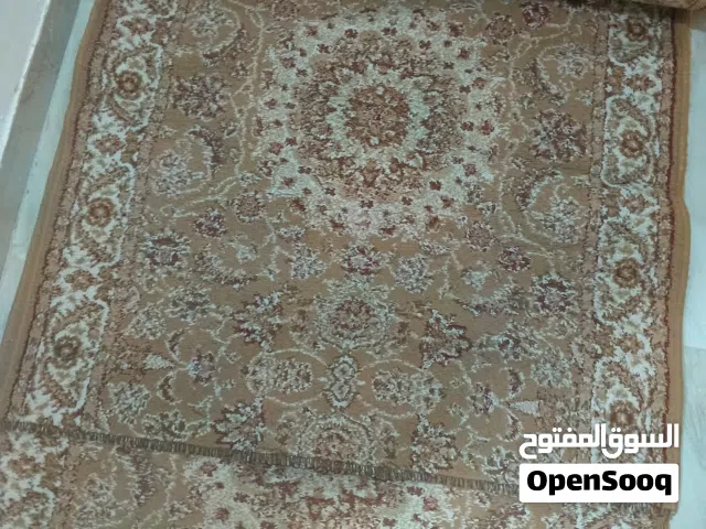 ممر سجاد بحالة جيدة طول 7 متر وقطعتين وحدة متر ووحدة متر ونص والعرض للجميع متر