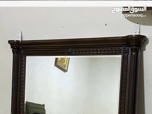 مراية عدد ثنين بحالة ممتازة وخشب ممتاز تنفع لصالون او للبيت ديكور مرتب وفخم