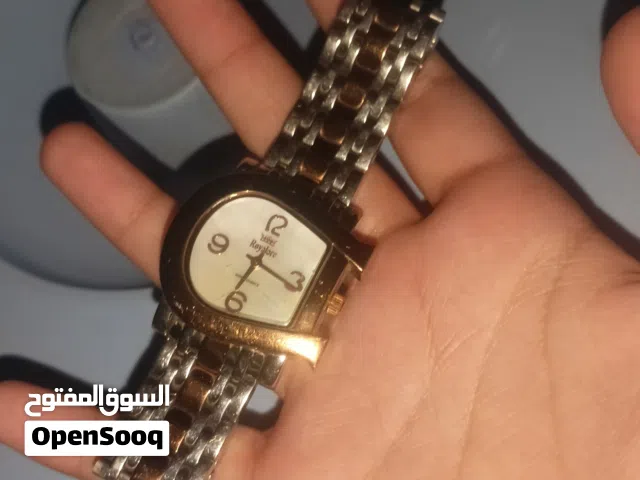 ساعه يد من ماركه كويتيه