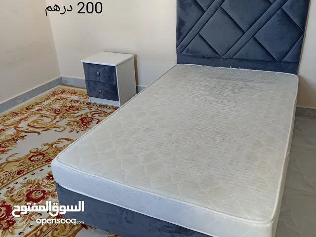 سرير كبير وسرير صغير وهناك لون ابيض من السرسير الصغير