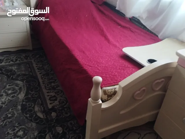 تختين وكومادينه ومكتب خشب ثقيل