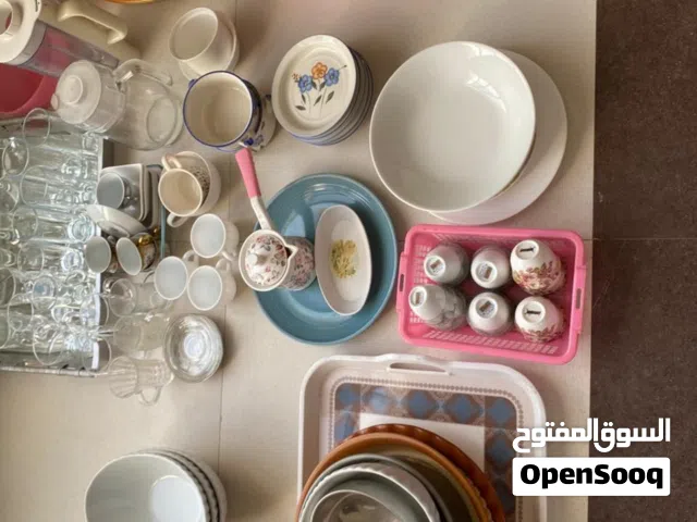 أدوات مطبخ (أواني، أكواب، صواني تقديم) بحالة ممتازة - مسقط