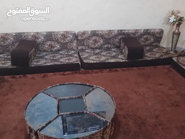 فرش عربي مع طاولته