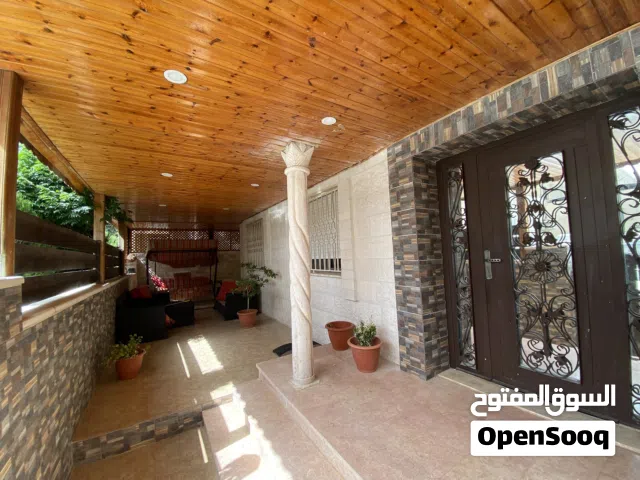 منزل مستقل عبارة عن طابقين ( شقتين ) مع ترخيص بناء طابقين .   أبو نصير الاسكان الجديد قرب مركز الامن