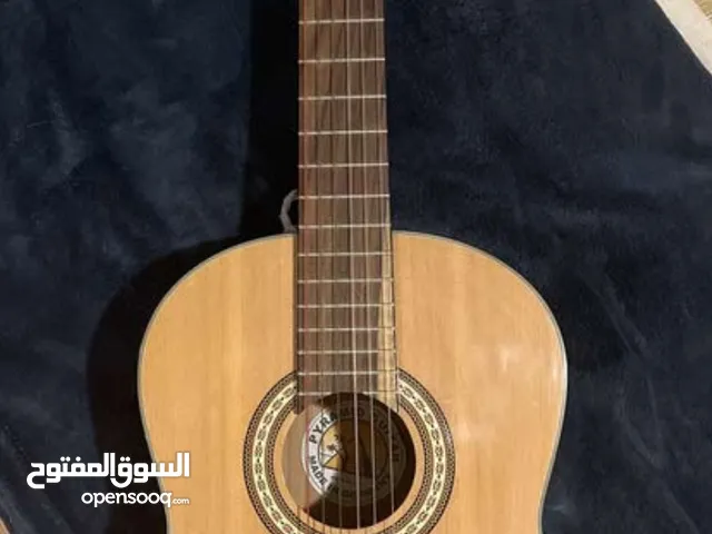 جيتار كلاسيك خشبي شبه جديد