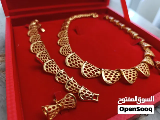 طقم فخم ثقيل لم يتغير لونه اكثر من 5 سنوات تصميم فخامه وكأنه تحفة ذهبيه