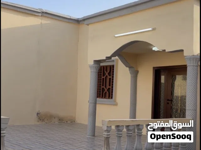 250 m2 2 Bedrooms Townhouse for Rent in Al Sharqiya Ja'alan Bani Bu Ali