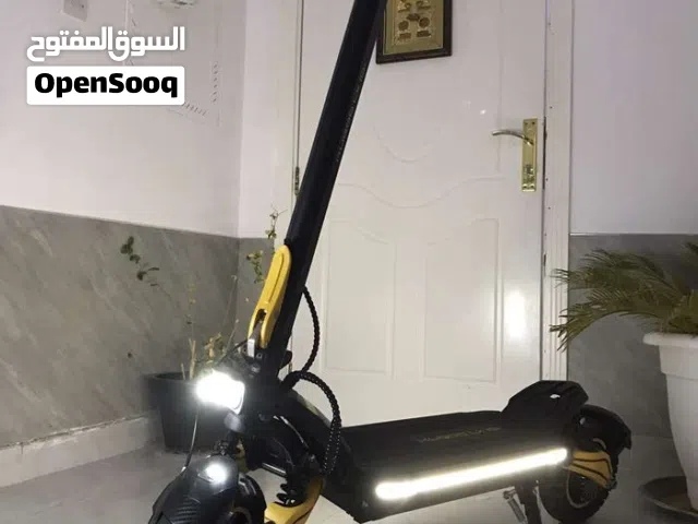 سكوتر دبل ماكينة نظيف جداً استخدام 4 شهور فقط سرعة لسكوتر 90 إلى 80 حسب الوزن حجم البطارية 68 فولت