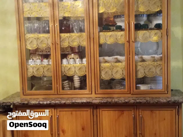 بوفيه قزاز معه خزانه احذيه رفين زائد خزانه بوفيه اربع رفوف زائد مرايه زجاجيه خلفيه ورخام جرانيت اسود