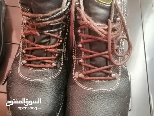 حذائين سيفتي واحد منهم سيفتي شوز جديد غير مستعمل والاخر مستعمل للعمل استعمال خفيف الموقع عمان الاردن