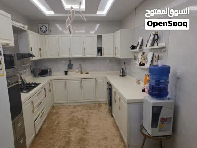 مطبخ نظيف جدا للبيع مع الشفاط