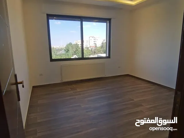 925560  شقة في ش المطار الغباشية ط ثاني 3 غرف 2ماستر 4حمامات مساحتها 200م2 -