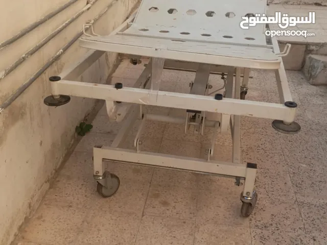 سرير طبي في حالة جيدة