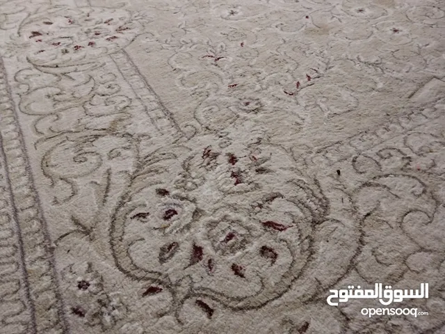 فرش تركي نظيف وطاولة خشب ماليزي