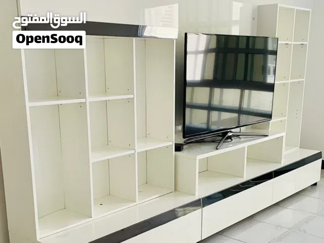 طاولة تلفاز كبيرة وفخمة للبيع