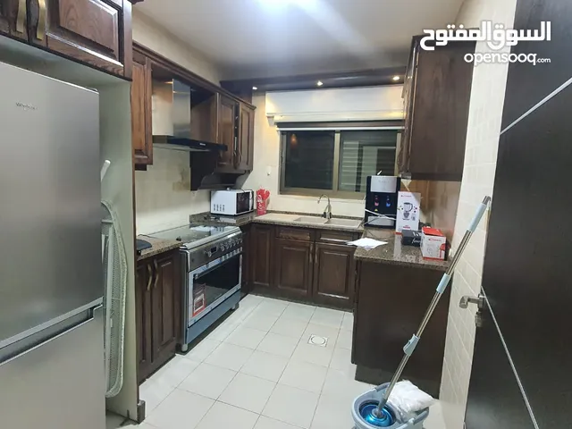شقة مفروشة بالكامل لم يتم استخدامها من قبل للبيع, ثلاث غرف نوم واحدة ماستر، إطلاله مميزة مكان عائلي